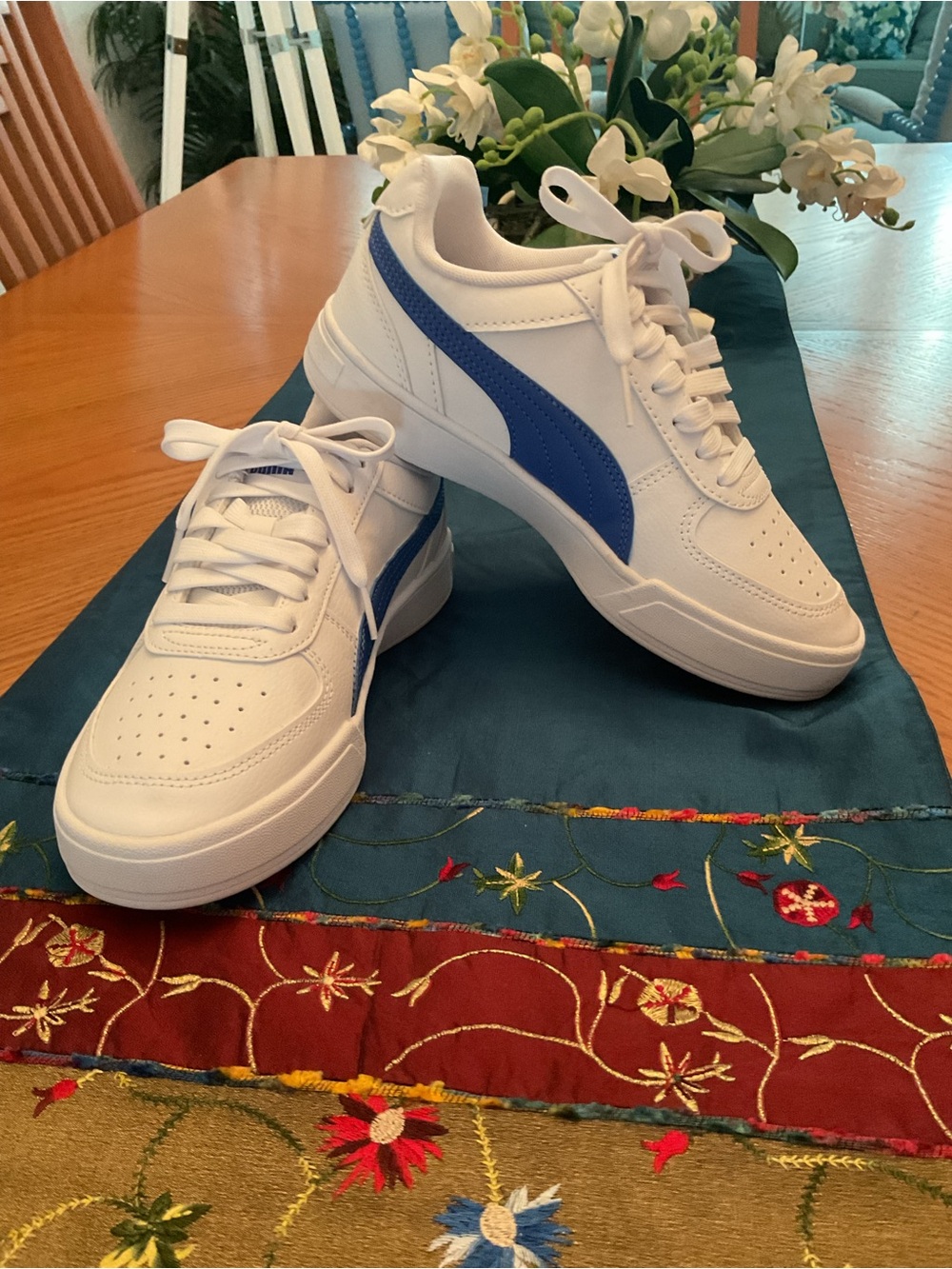 Big Boys Puma Caven Jr White Blue Sneaker New in Box Size 5.5C